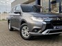 Mitsubishi Outlander 2.4 PHEV Pure / Automaat / NL-Auto / Dealer-Onderhouden / Stoelverwarming / Cruise-Control / Climate-Control / Apple-Carplay & Android-Auto / Armsteun V+A / Keyless / Flippers / DAB Radio-Bluetooth / Camera / 16'' LMV / All-Season / ENZ.