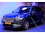 Volvo XC90 2.0 T8 AWD 335kW/455pk Aut8 Recharge Long Range Ultimate Bright LUCHTVERING + PANORAMADAK + HARMAN/KARDON + STOELVERWARMING/-MASSAGE/-VENTILATIE + ADAPT.CRUISE + PILOT ASSIST + BLIS + HEAD-UP + 360 CAMERA + PARKSENSOREN V&A + 21" LM-VELGEN!!