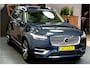 Volvo XC90 2.0 T8 AWD 335kW/455pk Aut8 Recharge Long Range Ultimate Bright LUCHTVERING + PANORAMADAK + HARMAN/KARDON + STOELVERWARMING/-MASSAGE/-VENTILATIE + ADAPT.CRUISE + PILOT ASSIST + BLIS + HEAD-UP + 360 CAMERA + PARKSENSOREN V&A + 21" LM-VELGEN!!