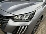 Peugeot 208 1.2 Hybrid 110 PK Automaat Allure | Navigatie | Camera | Climate Control | Adaptieve Cruise Control | LED Verlichting | Hybride Rijden met Automaat | 16" Lichtmetalen Velgen | Digitaal Dashboard | Parkeersensoren | Spoiler |