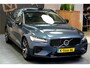 Volvo V60 2.0 T6 AWD 250kW/340pk Aut8 Recharge R-Design PANORAMADAK + HARMAN/KARDON + SPORTSTOELEN MET MEMPORY + 360 CAMERA + ADAPT.CRUISE + BLIS + LANE ASSIST + PILOT ASSIST + KEYLESS ENTRY&GO + HEAD-UP + ON-CALL + PARKSENSOREN + 18" LM-VELGEN!!