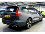 Volvo V60 2.0 T6 AWD 250kW/340pk Aut8 Recharge R-Design PANORAMADAK + HARMAN/KARDON + SPORTSTOELEN MET MEMPORY + 360 CAMERA + ADAPT.CRUISE + BLIS + LANE ASSIST + PILOT ASSIST + KEYLESS ENTRY&GO + HEAD-UP + ON-CALL + PARKSENSOREN + 18" LM-VELGEN!!