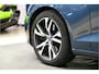 Volvo V60 2.0 T6 AWD 250kW/340pk Aut8 Recharge R-Design PANORAMADAK + HARMAN/KARDON + SPORTSTOELEN MET MEMPORY + 360 CAMERA + ADAPT.CRUISE + BLIS + LANE ASSIST + PILOT ASSIST + KEYLESS ENTRY&GO + HEAD-UP + ON-CALL + PARKSENSOREN + 18" LM-VELGEN!!