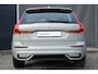 Volvo XC60 T6 Plug-in hybrid AWD Plus Dark | Verwarmde Voorstoelen, Stuurwiel en Achterbank | Semi- Elektrische Trekhaak | Panoramadak met Schuif-/Kantelfunctie | 360-Camera | AppleCarplay / AndroidAuto | Adaptieve Cruise Control | BLIS | |