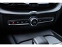 Volvo XC60 T6 Plug-in hybrid AWD Plus Dark | Verwarmde Voorstoelen, Stuurwiel en Achterbank | Semi- Elektrische Trekhaak | Panoramadak met Schuif-/Kantelfunctie | 360-Camera | AppleCarplay / AndroidAuto | Adaptieve Cruise Control | BLIS | |