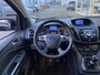 Ford Kuga 1.6 Titanium / NL-Auto / 1e-Eigenaar / Stoelverwarming / Afneembare-Trekhaak / Cruise-Control / Climate-Control / Verwarmde-Voorruit / Elektr.-Achterklep / Radio-Bluetooth / Navi / Camera-Achter / 18'' LMV / All-Season / ENZ.