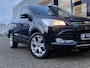 Ford Kuga 1.6 Titanium / NL-Auto / 1e-Eigenaar / Stoelverwarming / Afneembare-Trekhaak / Cruise-Control / Climate-Control / Verwarmde-Voorruit / Elektr.-Achterklep / Radio-Bluetooth / Navi / Camera-Achter / 18'' LMV / All-Season / ENZ.