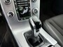 Volvo V60 T3 2.0 Polar+ | 17" | Parkeerverwarming | Stoel/stuurverwarming | Half Leder | Xenon | Navigatie | Parkeersensor Achter | Cruise control | Regensensor