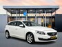 Volvo V60 T3 2.0 Polar+ | 17" | Parkeerverwarming | Stoel/stuurverwarming | Half Leder | Xenon | Navigatie | Parkeersensor Achter | Cruise control | Regensensor