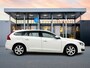 Volvo V60 T3 2.0 Polar+ | 17" | Parkeerverwarming | Stoel/stuurverwarming | Half Leder | Xenon | Navigatie | Parkeersensor Achter | Cruise control | Regensensor