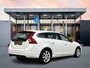 Volvo V60 T3 2.0 Polar+ | 17" | Parkeerverwarming | Stoel/stuurverwarming | Half Leder | Xenon | Navigatie | Parkeersensor Achter | Cruise control | Regensensor