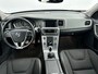 Volvo V60 T3 2.0 Polar+ | 17" | Parkeerverwarming | Stoel/stuurverwarming | Half Leder | Xenon | Navigatie | Parkeersensor Achter | Cruise control | Regensensor