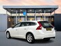 Volvo V60 T3 2.0 Polar+ | 17" | Parkeerverwarming | Stoel/stuurverwarming | Half Leder | Xenon | Navigatie | Parkeersensor Achter | Cruise control | Regensensor