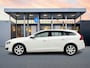 Volvo V60 T3 2.0 Polar+ | 17" | Parkeerverwarming | Stoel/stuurverwarming | Half Leder | Xenon | Navigatie | Parkeersensor Achter | Cruise control | Regensensor