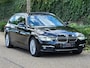 BMW 3-Serie Touring 320i Edition Luxury Line Purity Executive Pano Trekhaak HUD CarPlay NAP Navi Camera GARANTIE inbeg F31 LCI