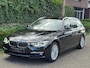 BMW 3-Serie Touring 320i Edition Luxury Line Purity Executive Pano Trekhaak HUD CarPlay NAP Navi Camera GARANTIE inbeg F31 LCI