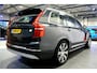 Volvo XC90 2.0 T8 Recharge AWD 287kW/390pk Aut8 Inscription Exclusive 7p LUCHTVERING + PANORAMADAK + PILOT ASSIST + STOELMASSAGE + HARMAN & KARDON + BLIS + STOELVERWARMING&-VENTILATIE + 360 CAMERA + KEYLESS + HEAD-UP + PARKSENSOREN + 21" LM-VELGEN!!