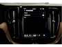 Volvo XC60 B4 155kW/211pk Aut8 MHEV Ultimate Bright PANORAMADAK + HARMAN/KARDON + STUURVERWARMING + BLIS + ADAPT.CRUISE + PILOT ASSIST + STOELVERWARMING&-VENTILATIE + LANE ASSIST + CAMERA + KEYLESS + HEAD-UP + PARKSENSOREN V&A + 20" LM-VELGEN!!