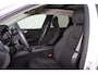 Volvo XC60 T6 Recharge AWD Core Bright - Panorama/schuifdak - IntelliSafe Assist - Harman/Kardon audio - Adaptieve LED koplampen - Parkeercamera achter - Verwarmde voorstoelen & stuur - Parkeersensoren voor & achter - Draadloze tel. lader - Extra getint glas - Elektr. inklapbare trekhaak - 18' LMV