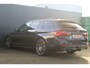 BMW 5-Serie Touring 530i High Executive M-sport | Incl. 12 maanden garantie | Panoramadak | Dodehoek detectie | Geheugenstoelen |  Parkeercamera | Standkachel | Head-up display | Elektrisch uitklapbare trekhaak | Stoelverwarming | Draadloze telefoonlader | Luxe lederen bekleding |
