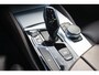 BMW 5-Serie Touring 530i High Executive M-sport | Incl. 12 maanden garantie | Panoramadak | Dodehoek detectie | Geheugenstoelen |  Parkeercamera | Standkachel | Head-up display | Elektrisch uitklapbare trekhaak | Stoelverwarming | Draadloze telefoonlader | Luxe lederen bekleding |