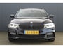 BMW 5-Serie Touring 530i High Executive M-sport | Incl. 12 maanden garantie | Panoramadak | Dodehoek detectie | Geheugenstoelen |  Parkeercamera | Standkachel | Head-up display | Elektrisch uitklapbare trekhaak | Stoelverwarming | Draadloze telefoonlader | Luxe lederen bekleding |