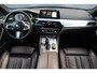 BMW 5-Serie Touring 530i High Executive M-sport | Incl. 12 maanden garantie | Panoramadak | Dodehoek detectie | Geheugenstoelen |  Parkeercamera | Standkachel | Head-up display | Elektrisch uitklapbare trekhaak | Stoelverwarming | Draadloze telefoonlader | Luxe lederen bekleding |