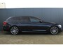 BMW 5-Serie Touring 530i High Executive M-sport | Incl. 12 maanden garantie | Panoramadak | Dodehoek detectie | Geheugenstoelen |  Parkeercamera | Standkachel | Head-up display | Elektrisch uitklapbare trekhaak | Stoelverwarming | Draadloze telefoonlader | Luxe lederen bekleding |