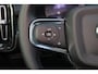 Volvo XC40 B4 Plus Dark - IntelliSafe Assist & Surround - Harman/Kardon audio - Parkeercamera achter - Verwarmde voorstoelen & stuur - Parkeersensoren voor & achter - Elektr. bedienb. voorstoelen met geheugen links - Draadloze tel. lader - Elektr. inklapbare trekhaak - 19' LMV