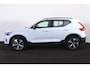 Volvo XC40 B4 Plus Dark - IntelliSafe Assist & Surround - Harman/Kardon audio - Parkeercamera achter - Verwarmde voorstoelen & stuur - Parkeersensoren voor & achter - Elektr. bedienb. voorstoelen met geheugen links - Draadloze tel. lader - Elektr. inklapbare trekhaak - 19' LMV