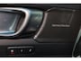 Volvo XC40 B4 Plus Dark - IntelliSafe Assist & Surround - Harman/Kardon audio - Parkeercamera achter - Verwarmde voorstoelen & stuur - Parkeersensoren voor & achter - Elektr. bedienb. voorstoelen met geheugen links - Draadloze tel. lader - Elektr. inklapbare trekhaak - 19' LMV