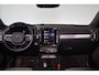 Volvo XC40 B4 Plus Dark - IntelliSafe Assist & Surround - Harman/Kardon audio - Parkeercamera achter - Verwarmde voorstoelen & stuur - Parkeersensoren voor & achter - Elektr. bedienb. voorstoelen met geheugen links - Draadloze tel. lader - Elektr. inklapbare trekhaak - 19' LMV