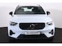 Volvo XC40 B4 Plus Dark - IntelliSafe Assist & Surround - Harman/Kardon audio - Parkeercamera achter - Verwarmde voorstoelen & stuur - Parkeersensoren voor & achter - Elektr. bedienb. voorstoelen met geheugen links - Draadloze tel. lader - Elektr. inklapbare trekhaak - 19' LMV
