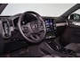 Volvo XC40 B4 Plus Dark - IntelliSafe Assist & Surround - Harman/Kardon audio - Parkeercamera achter - Verwarmde voorstoelen & stuur - Parkeersensoren voor & achter - Elektr. bedienb. voorstoelen met geheugen links - Draadloze tel. lader - Elektr. inklapbare trekhaak - 19' LMV