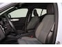 Volvo XC40 B4 Plus Dark - IntelliSafe Assist & Surround - Harman/Kardon audio - Parkeercamera achter - Verwarmde voorstoelen & stuur - Parkeersensoren voor & achter - Elektr. bedienb. voorstoelen met geheugen links - Draadloze tel. lader - Elektr. inklapbare trekhaak - 19' LMV