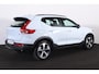 Volvo XC40 B4 Plus Dark - IntelliSafe Assist & Surround - Harman/Kardon audio - Parkeercamera achter - Verwarmde voorstoelen & stuur - Parkeersensoren voor & achter - Elektr. bedienb. voorstoelen met geheugen links - Draadloze tel. lader - Elektr. inklapbare trekhaak - 19' LMV