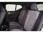 Volvo XC40 B4 Plus Dark - IntelliSafe Assist & Surround - Harman/Kardon audio - Parkeercamera achter - Verwarmde voorstoelen & stuur - Parkeersensoren voor & achter - Elektr. bedienb. voorstoelen met geheugen links - Draadloze tel. lader - Elektr. inklapbare trekhaak - 19' LMV
