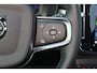 Volvo XC40 B4 Plus Dark - IntelliSafe Assist & Surround - Harman/Kardon audio - Parkeercamera achter - Verwarmde voorstoelen & stuur - Parkeersensoren voor & achter - Elektr. bedienb. voorstoelen met geheugen links - Draadloze tel. lader - Elektr. inklapbare trekhaak - 19' LMV