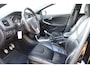 Volvo V40 T4 190PK Business Sport R-Design / Navigatie / Trekhaak / Leren bekleding / Stoelverwarming / Parkeersensoren v+a / Panoramadak / Achteruitrijcamera / Privacy Glass