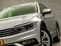 Volkswagen Passat Alltrack 2.0 TSI 4 Motion 221Pk Automaat (APPLE CARPLAY, NAVIGATIE, CLIMATE, STUUR/STOELVERWARMING, SPORTSTOELEN, CAMERA, ADAPTIVE CRUISE, TREKHAAK, NIEUWSTAAT)
