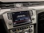 Volkswagen Passat Alltrack 2.0 TSI Alltrack 4 Motion 221Pk Automaat (APPLE CARPLAY, NAVIGATIE, CLIMATE, STUUR/STOELVERWARMING, SPORTSTOELEN, CAMERA, ADAPTIVE CRUISE, TREKHAAK, NIEUWSTAAT)