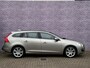 Volvo V60 2.0T Momentum | Youngtimer | 200PK | BLIS | Adaptieve cruise control | Climate control | Trekhaak | Dealer onderhouden | Parkeersensoren vóór en achter |
