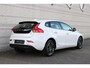 Volvo V40 2.0 T2 Nordic+ | Dealeronderhouden | Parkeerverwarming met timer | Verwambare voorstoelen | Verwarmbare voorruit | Volvo on Call | Adaptief TFT Crystal instrumentenpaneel | Full Led | 18" All Seasonbanden | Dual Zone Climate Control | High Performance Audio