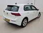 Volkswagen Golf 1.0 TSI Life 110 PK | Apple Carplay | Parkeersensoren | Sfeerverlichting | Climate Control | Digital Cockpit Pro | LED Verlichting | Lichtmetalen Velgen | Navigatie | Lendensteunen Voorzijde | Keyless Go | Rijstrookhulp | DAB Radio |