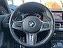 BMW 1-Serie 118i Executive Edition M SPORT | HARMAN & KARDON | ELEKTRISCHE ACHTERKLEP | CAMERA | ADAPTIVE CRUISE CONTROL | STOEL- & STUURVERWARMING | HEAD-UP | 19 INCH | INDIVIDUAL KLEUR STORM BAY METALLIC BOMVOL OPTIES