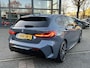 BMW 1-Serie 118i Executive Edition M SPORT | HARMAN & KARDON | ELEKTRISCHE ACHTERKLEP | CAMERA | ADAPTIVE CRUISE CONTROL | STOEL- & STUURVERWARMING | HEAD-UP | 19 INCH | INDIVIDUAL KLEUR STORM BAY METALLIC BOMVOL OPTIES