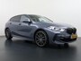 BMW 1-Serie 118i Executive Edition M Sport | M SPORT | HARMAN & KARDON | ELEKTRISCHE ACHTERKLEP | CAMERA | ADAPTIVE CRUISE CONTROL | STOEL- & STUURVERWARMING | HEAD-UP | 19 INCH | INDIVIDUAL KLEUR STORM BAY METALLIC BOMVOL OPTIES