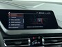 BMW 1-Serie 118i Executive Edition M Sport | M SPORT | HARMAN & KARDON | ELEKTRISCHE ACHTERKLEP | CAMERA | ADAPTIVE CRUISE CONTROL | STOEL- & STUURVERWARMING | HEAD-UP | 19 INCH | INDIVIDUAL KLEUR STORM BAY METALLIC BOMVOL OPTIES