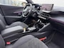 Peugeot e-2008 EV GT 54 kWh | Bomvol! | Alcantara Interieur | Panoramadak | Camera Voor + Achter | Stoelverwarming | Adaptive Cruise Control | Keyless Entery / Start | | Afwijkende dakkleur | Brake Assist System | DAB ontvanger