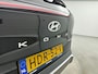 Hyundai Kona 1.6 GDI HEV PREMIUM | NAVI | CLIMA | ADAPTIVE CRUISE | 360 CAMERA | LEDER | PDC | 18'' LM VELGEN | STOEL- & STUURVERWARMING + COOLING | ELEKTRISCHE STOELEN INCL. MEMORY | PRIVACY GLASS | FABRIEKSGARANTIE GELDIG T/M 2-2030! |